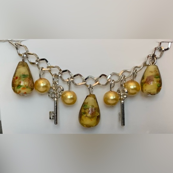 NWOT, Charm Bracelet, Unknown Artist, Glass Floral Beads w/ Keys and Faux Pearl - Picture 2 of 9